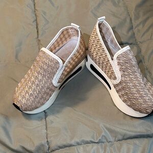 Stylish Women's Slip-On Sneakers
